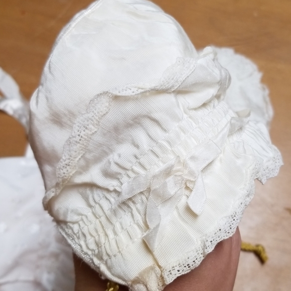 Vintage baby bonnets - 3 white & cream - Picture 3 of 7